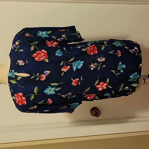 NWT: Jaclyn Smith Floral Keyhole Neck Shirt - Picture 5 of 9